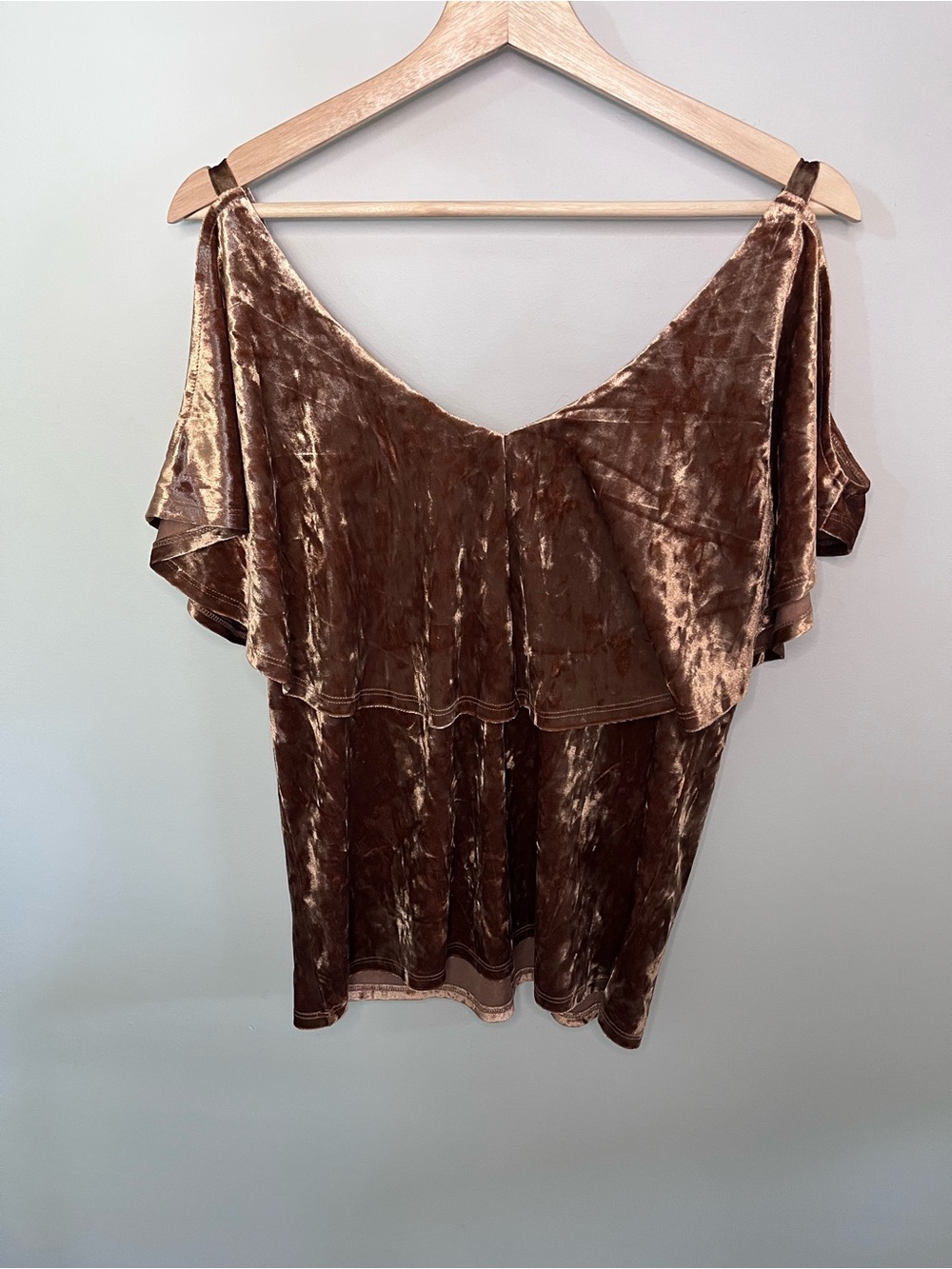Cable & Gauge Copper Brown Crushed Velvet Cold Shoulder Ruffle Top Large - Picture 3 of 5